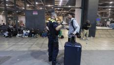 Pasajeros varados en la estación de Sants, en Barcelona