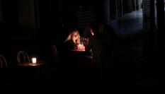 Unas personas, sin luz eléctrica en una casa de Málaga