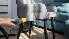 Un limpiador de tapicerías limpiando una silla