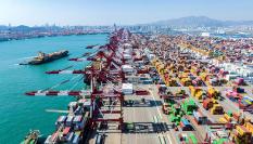 Un buque navega hacia la terminal de contenedores del puerto de Qingdao Qianwan