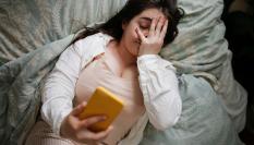 Imagen de archivo de una persona, contrariada por algo que ha ocurrido con su móvil.