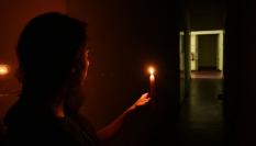 Una persona se alumbra con una vela en pleno apagón del pasado 28 de abril