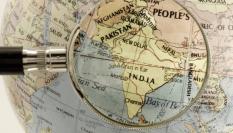 Imagen de un globo terráqueo, con una lupa enfocando a India y Pakistán.