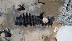 Restos arqueológicos del pecio de un barco hallados durante una obra en el antiguo Mercat del Peix, en la Ciutadella de Barcelona (Cataluña).