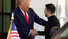 Donald Trump saluda a Volodimir Zelenski a su llegada a la Casa Blanca, en un encuentro que acabaría siendo histórico