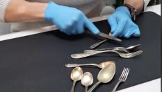 El tasador de Plata Hispánica hace la prueba de la lima para comprobar si es plata de verdad.