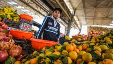 Un vendedor de naranjas en un mercado de Agadir, en Marruecos.