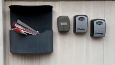 Cajas de llaves con contraseña, a la puerta de viviendas turísticas en Roma (Italia).