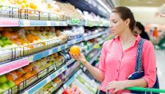 Imagen de una persona eligiendo fruta en el supermercado.