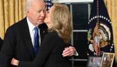 Joe Biden y su mujer, Jill, se besan tras el mensaje de despedida a la nación del por entonces presidente del país
