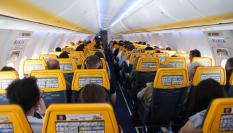 Viajeros de Ryanair, sentados en el interior de un avión de la aerolínea lowcost.