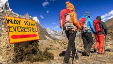 Un grupo de excursionistas en el Parque Nacional del Everest.