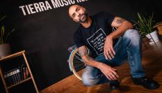 El Chojín, tras la entrevista con 'El HuffPost', en las instalaciones de BELIEVE.