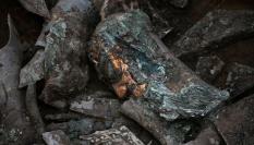 Restos de objetos bañados en oro en el yacimiento chino de Sanxingdui.