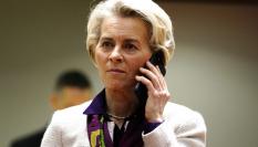 La presidenta de la Comisión Europea, Ursula von der Leyen, habla por teléfono desde Bruselas.