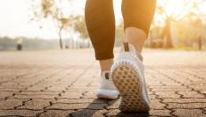 Una persona andando, en una imagen de archivo