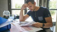 Un hombre revisa la factura de la luz