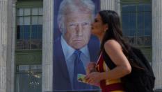 Una lona con un retrato de Donald Trump en la fachada de la sede del Departamento de Agricultura de Estados Unidos.