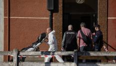 Un hombre y su hija de 13 años han resultado muertos y la madre de la menor herida en un episodio de violencia de género que se ha producido sobre las cinco horas de esta madrugada en su domicilio familiar de Bilbao. Los dos fallecidos presentaban signos de violencia supuestamente por arma blanca, y la madre de la menor y pareja del hombre ha sido trasladada a un centro sanitario para ser atendida de sus heridas. La Ertzaintza se ha hecho cargo de la investigación y se encuentra en el lugar de los hechos practicando diferentes diligencias.