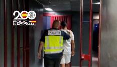 Un agente conduce al detenido por violencia contra su pareja en plena calle en Cádiz.