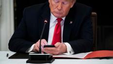 Donald Trump, utilizando su móvil