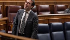 El ministro de Economía, Carlos Cuerpo, sonríe en el Congreso