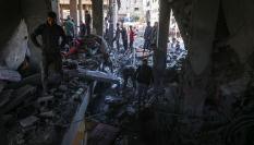 Escombros tras un bombardeo en un edificio en Gaza