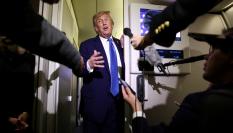 Donald Trump responde a las preguntas de los periodistas en el Air Force One.