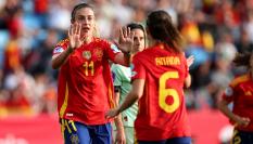 Alexia Putellas y Aitana Bonmatí celebran un gol de España