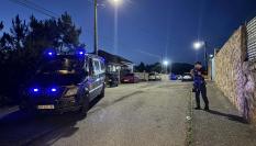 La Policía Nacional vigila la zona de Ribeira en la que se ha declarado la pelea mortal.