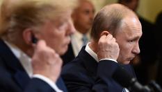 Donald Trump y Vladimir Putin, pinganillo en mano en una imagen de ambos en 2018