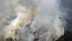 Un helicóptero trabaja en la tareas de extinción del incendio foresta que asoló el Baix Ebre y se originó en Paüls (Tarragona).