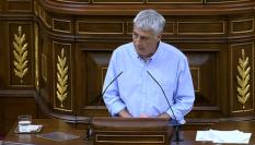 El diputado de EH Bildu, Oskar Matute, en el que momento en que se dirige a la bancada de Vox, durante el pasado pleno monográfico en el Congreso.