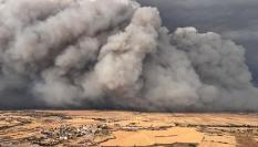 Una inmensa columna de humo en el voraz incendio en Torrefeta i Florejacs (Lleida), donde perdieron la vida dos trabajadores del campo.