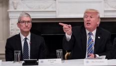 Foto de archivo del CEO de Apple, Tim Cook, y el presidente de EEUU, Donald Trump.