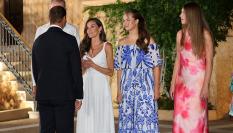 Los reyes y sus hijas, saludando a Rafa Nadal en la recepción a las autoridades celebrada este lunes en Marivent.