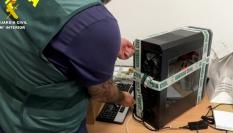 Momento de la intervención de la Guardia Civil, en uno de los registros practicados durante la detención de dos jóvenes en Logroño por difusión de imágenes íntimas de mujeres.