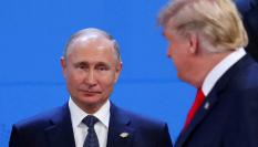 El presidente de Rusia, Vladimir Putin, cruza la miradacon el de Estados Unidos, Donald Trump, en el encuentro del G20 de 2018, en Buenos Aires.