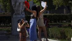 Turistas en la Plaza de Oriente en Madrid, en plena ola de calor.