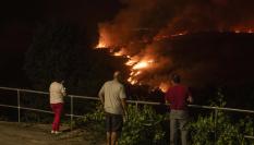 Vista del incendio que se acerca a la aldea de As Chás, en Oímbra, Ourense.