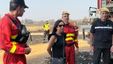 La ministra de Defensa, Margarita Robles, visita a los militares de la UME que trabajan en la extinción de los incendios forestales en Ayóo de Vidriales (Zamora).