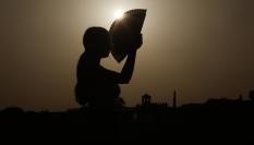 Una persona se abanica al atardecer en una jornada de altas temperaturas en la ciudad de Córdoba.