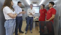 El líder del PP, Alberto Núñez Feijóo (c), visitando, acompañado del presidente de la Junta de Castilla y León, Alfonso Fernández Mañueco (2i), el puesto de mando avanzado de Palacios del Sil, en León.