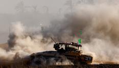 Un vehículo blindado (APC) del Ejército de Israel, realizando maniobras en la frontera con Gaza.