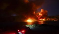 Estado de las llamas en el incendio que se originó en Chendrexa de Queixa a su llegada en la noche de este miércoles a la localidad de Vilariño de Conso, en Ourense.