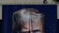 Una lona con el rostro del presidente estadounidense, Donald Trump, en la sede del Departamento de Trabajo de EEUU, en Washington DC.