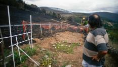 Un vecino de Villamayor (Asturias) mirando un incendio cercano.
