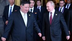 El líder supremo de Corea del Norte, Kim Jong-un, y el mandatario ruso, Vladímir Putin; acompañados de sus séquitos y guardaespaldas; durante la cumbre Organización para la Cooperación de Shanghái, en Beijing (China).
