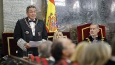 El fiscal general del Estado, Álvaro García  Ortiz (i), pronuncia un discurso en presencia del rey Felipe VI y de la presidenta del Tribunal Supremo y el Consejo General del Poder Judicial (CGPJ), Isabel Perelló, este viernes en el Tribunal Supremo durante el tradicional acto de apertura del año judicial.