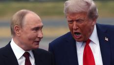 Donald Trump recibe a Vladimir Putin en Alaska bajo el estruendo del desfile de aviones de EEUU